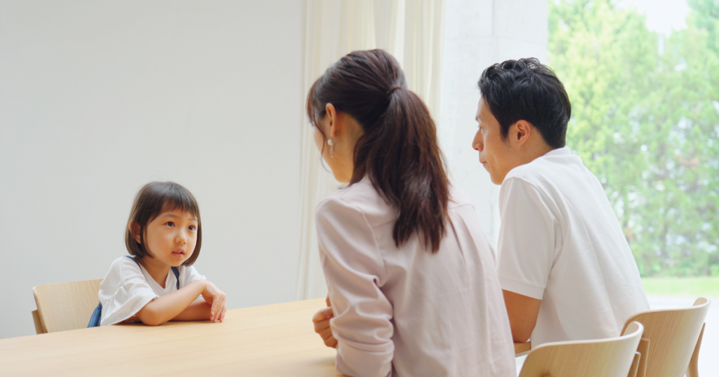 子どもと親が向き合って話し合う様子