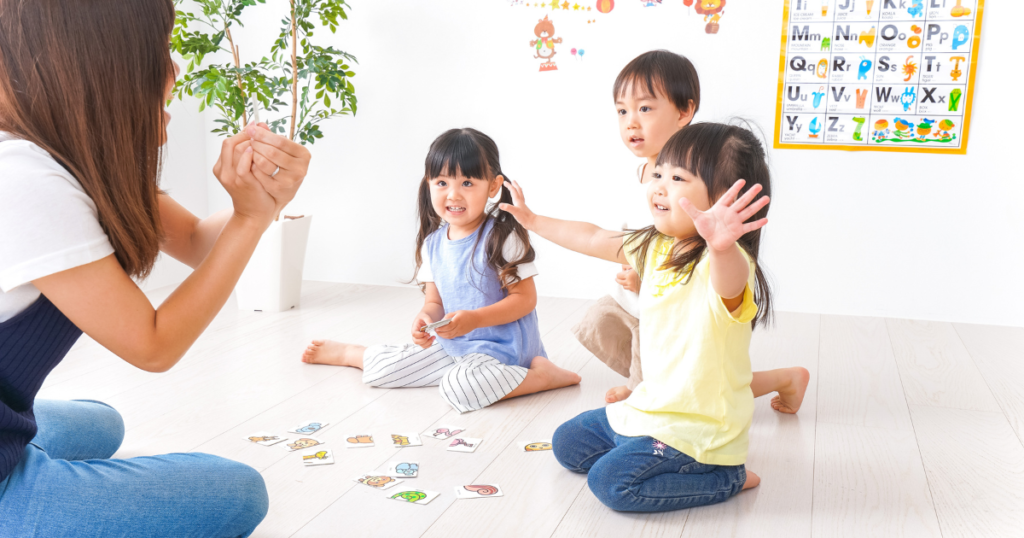 子どもたちが楽しそうにグループで英語を学んでいる